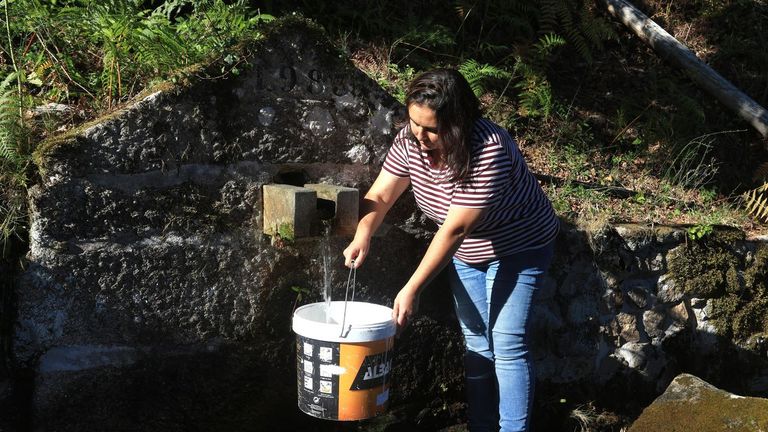 Casi un mes sin poder ducharse ni tirar de la cadena por escasez de agua en su casa de Cotobade:<span lang="gl"> «Hai que pensar moito o de vir vivir á aldea»</span>