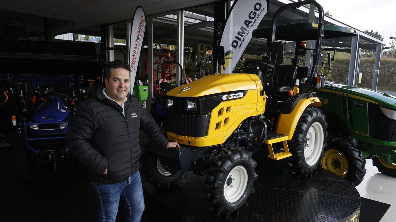 Roberto Gómez, xerente de Agrolugo, cun dos tractores compactos que fabrican baixo a súa propia marca, Dimago