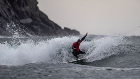 El surfista brasileo Gil Ferreira compite en el primer da del Lofoten Masters 2018, en Unstad (Noruega)
