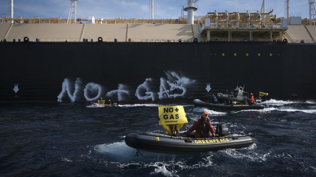 Activistas de Greenpeace bloquearon al Esperanza en Sagunto el 26 de octubre