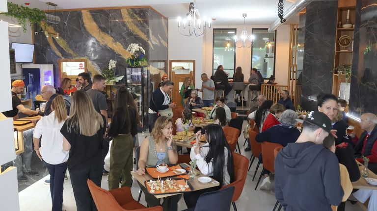Inauguración ayer de la nueva churrería de La Patrona en Xuvia