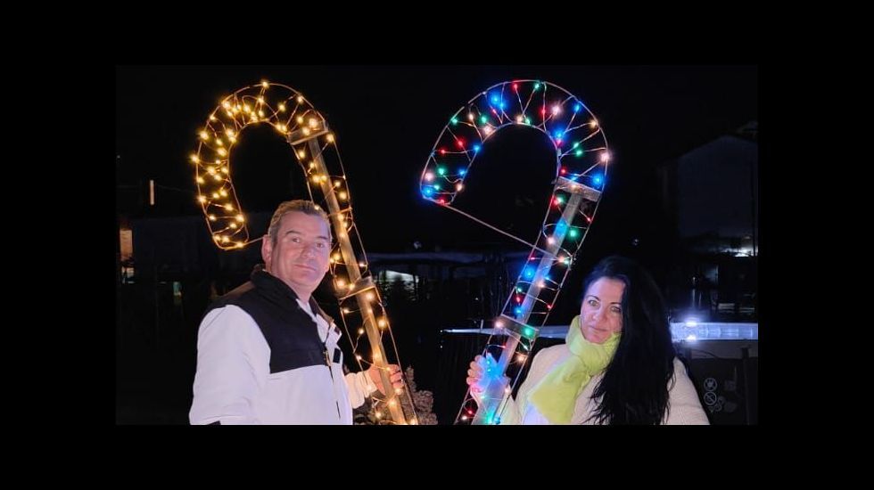 As se encendi la Navidad en Cambados.Jos Mara Lpez Mato, conocido como Reino, toca las campaas de la iglesia de Anllns (Ponteceso) que inspiraron al poeta Eduardo Pondal