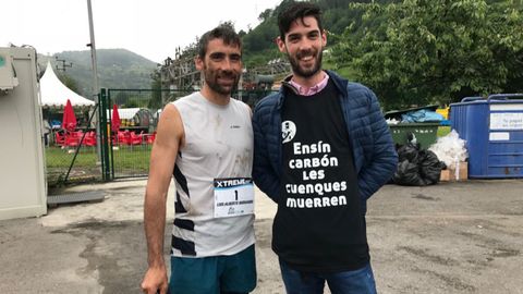 Dos participantes en la prueba, uno de los cuales reivindic con su camiseta la continuidad de la minera