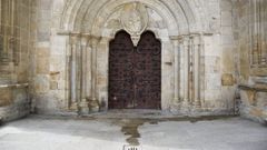 Una de las entradas en la Catedral de Lugo orinada