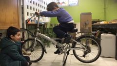 Uno de los alumnos del Santa Apolonia, impulsando la máquina de reciclaje a golpe de pedaleo.
