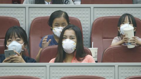 Espectadores con mascarillas durante un partido de tenis femenino individual en Pekn.