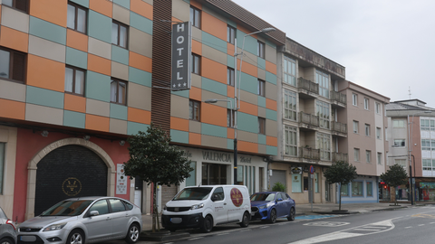 La cafeter�a del hotel�Valencia de Ferrol, en la carretera de Catabois, donde tuvo lugar un apu�alamiento a primera hora de este lunes.