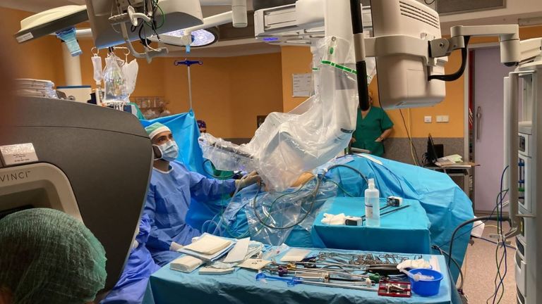 La primera intervención quirúrgica que se realizó con el robot Da Vinci en el hospital Cabueñes a un paciente oncológico de urología