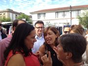 Faraldo y Mato charlan con una vecina de Betanzos