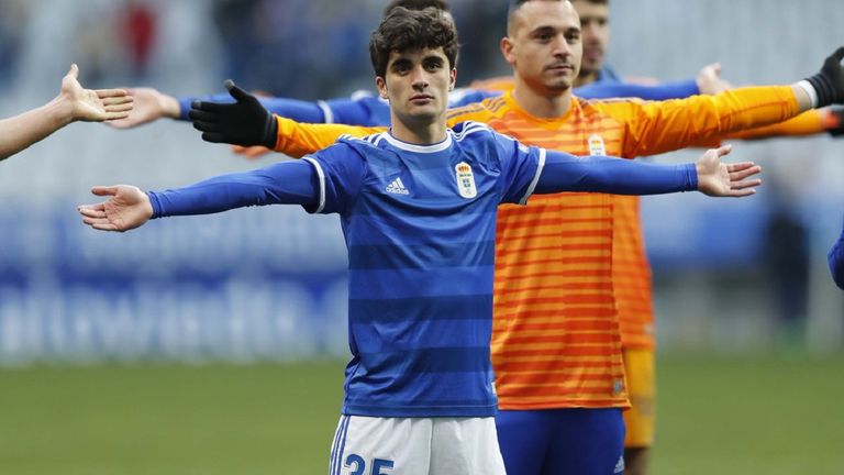 Jorge Mier celebra junto a la afición del Oviedo el triunfo ante el Cádiz