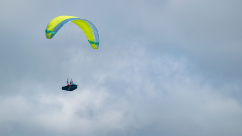 Nieves Romero Dizy en un vuelo en parapente