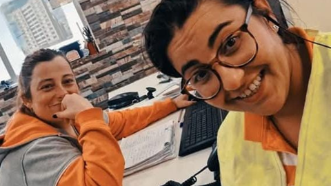 Patricia junto a una compa�era de trabajo de oficina