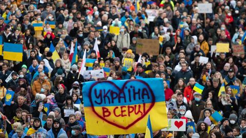 Participantes en la manifestación pacífica  en solidaridad con Ucrania  en la Plaza de la Libertad de Poznan, Polonia.