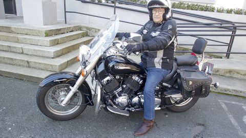 Ramn Rodrguez Silverio, con su moto en la plaza de Xuvia