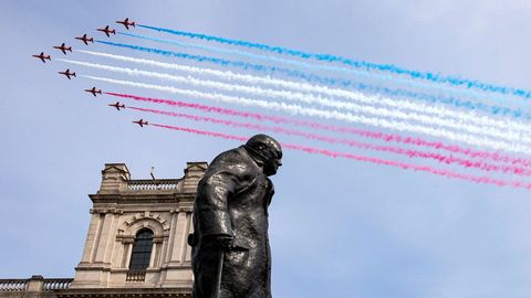 Los Flechas Rojas, que sobrevolaron el centro de Londres, pasan sobre la estatua de Churchill
