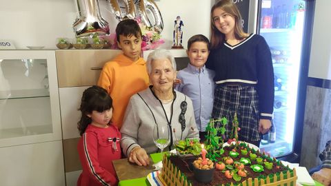 Gimena Rodrguez Tejelo con los ms jvenes de sus familiares ante su tarta de cumpleaos