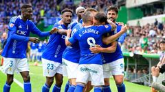 Los jugadores del Oviedo celebran el 0-1 al Racing, con Cazorla y Calvo en primer plano