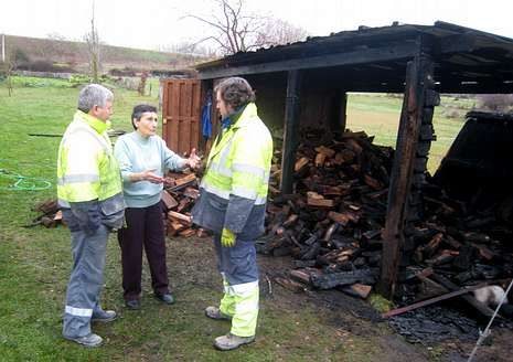 La due�a de la casa habla con dos empleados de la cementera.