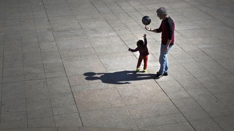 Imagen de archivo de un hombre jugando con su hijo.