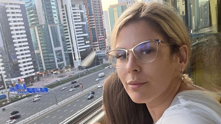 La viguesa atrapada en Dubái ya vuela con su hija rumbo a París