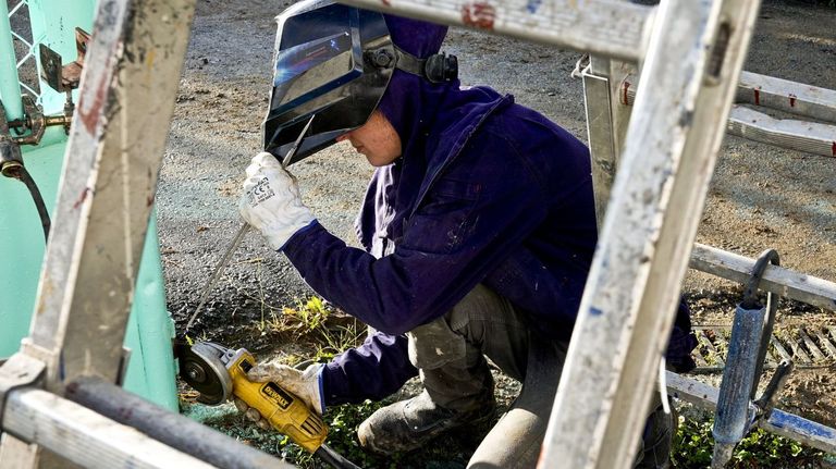 Las mujeres gallegas cobran una media de 4.300 euros menos al año que los hombres