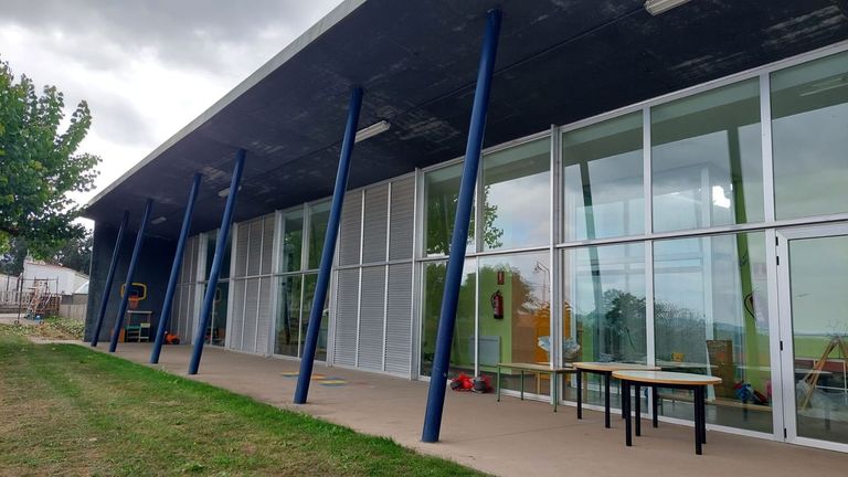 Exterior del CEIP Bemantes, en Miño.