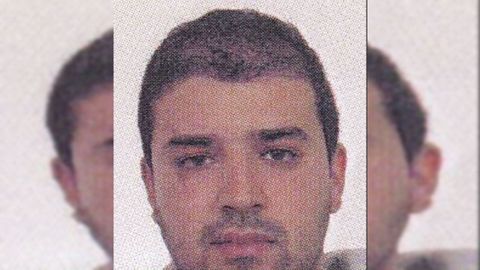 Samir  Scarface  Bouyakhrichan, de 36 años, nativo de Amsterdam , fue asesinado a tiros por dos hombres armados que huyeron. La víctima salía de un club nocturno, acompañada de varias personas más. Establecido en la región de Málaga desde 2008, Bouyakhrichan es considerado un importante narcotraficante de cocaína en Europa y ocupó un lugar importante en el medio marroquí de Ámsterdam .