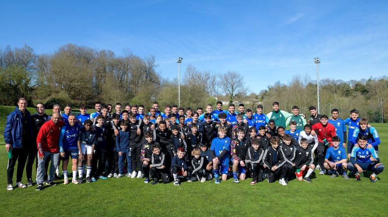 La plantilla del Real Oviedo, en El Requexón, con unos jóvenes futbolistas de Canadá