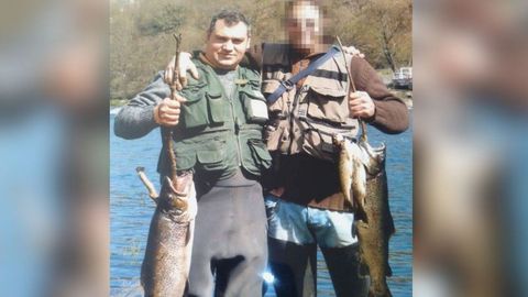 Manuel Prado Vzquez (izquierda), junto a un amigo, en una de sus amadas jornadas de pesca.