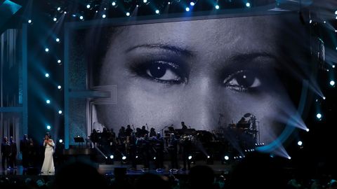 La cantante Jennifer Hudson canta un popurrí de canciones de Aretha Franklin durante la grabación del concierto tributo de los premio Grammy en 2019