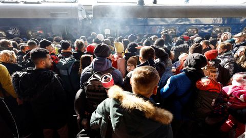 Cientos de personas esperan a ser evacuadas en tren en la estación central de Kiev