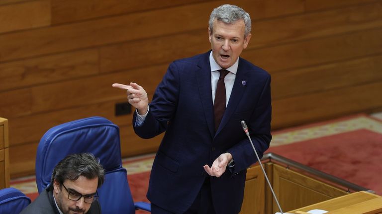 El presidente de la Xunta, Alfonso Rueda, en el pleno del Parlamento.