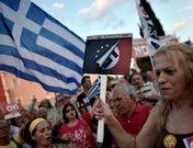 Miles de personas se manifestaron en el exterior del Parlamento de Atenas en defensa del no. 