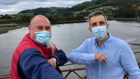 El alcalde de Vegadeo, Csar lvarez, y el regidor de Ribadeo, Fernando Surez, se fotografiaron en el puente de Porto para festejar el encuentro entre comunidades tras las restricciones de movilidad por la pandemia del covid-19.