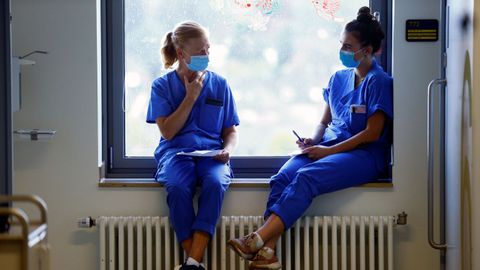 Dos sanitarias charlan en un hospital de Alemania