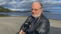 Jon Fosse se mostraba ayer ?en la imagen? muy feliz, pero también abrumado, tras saberse ganador del premio Nobel de literatura. El escritor dejó el alcoholismo tras convertirse al catolicismo, y eso se refleja en su obra, con particular fuerza en «Septología», considerada su obra magna.