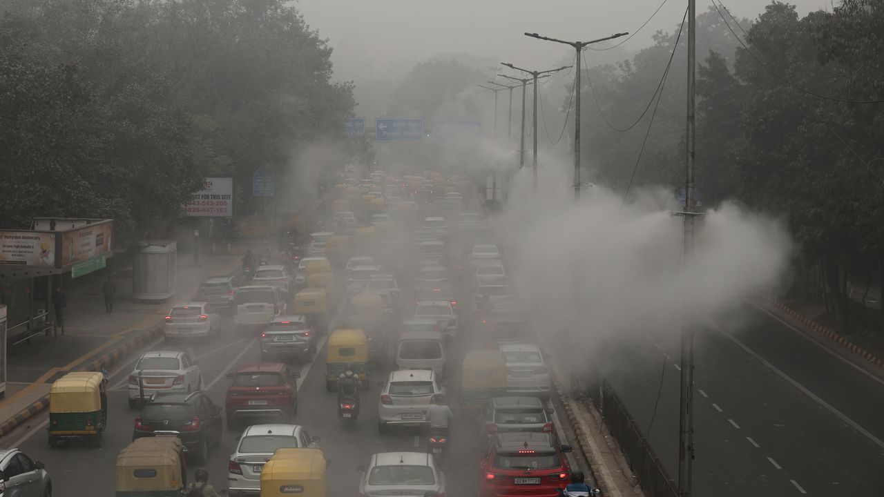 Imagen de archivo de dos autobuses de Vitrasa por Vigo