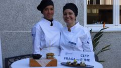 Ana Beatriz Carvalho (izquierda) y Carmen Salas, con los platos ganadores