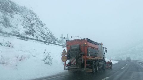 Quitanieves en la autopista del Huerna