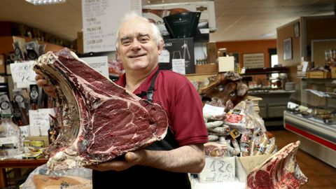Juan Pereiro abrió un restaurante en la zona sur de Santiago donde creció y donde distribuyó desde joven alimentos y bebidas. «Ao inicio gardábaos nun baixo de meus pais. Coñecíanme como o do almacén do Sarela, de aí o nome do mesón»