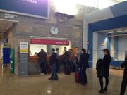 Pasajeros afectados, protestando en el mostrador de Iberia