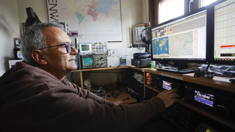 Los radioaficionados gallegos: «Hace poco contacté con un hombre que estaba en el Polo Norte en un rompehielos»