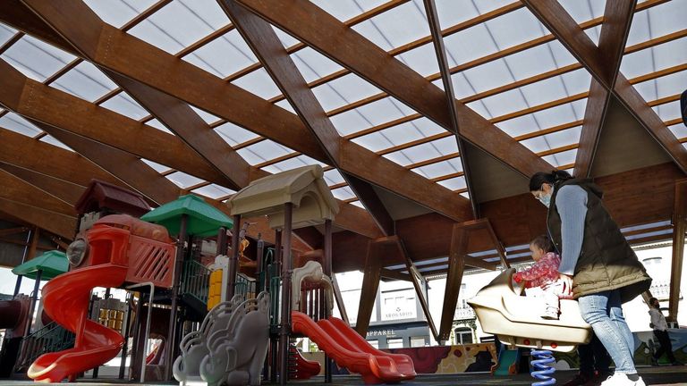 ¿Por qué Santiago no se suma a la tendencia de los parques infantiles cubiertos? «Entre los padres es un debate 'vox populi'»