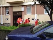 Sanitarios de la Cruz Roja saliendo de la casa de la mujer intoxicada