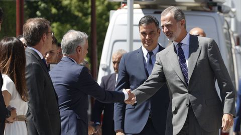 El rey Felipe VI saluda al presidente del País Vasco, Íñigo Urkullu, ante Pedro Sánchez en Ermua, durante el homenaje a Miguel Ángel Blanco. 