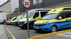 Zona de aparcamiento de ambulancias en el Hospital Comarcal de Valdeorras.