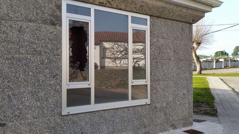 La ventana rota a puñetazos en el centro de salud de Baltar, en Portonovo