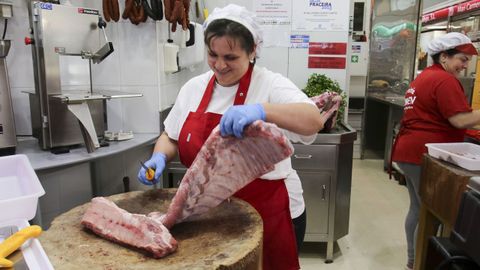La carnicera Carmen Caneiro asegura que los encargos de churrasco, liscos y criollos aumentan mucho por San Xon