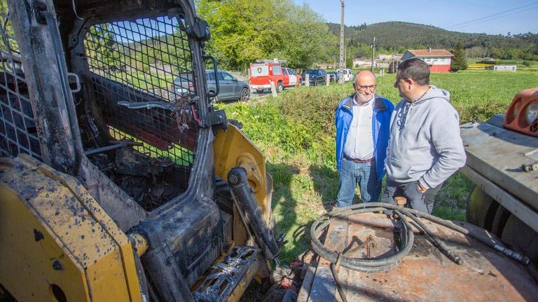 Sabotean en Cuntis una pala que trabaja en la N-640 y el subdelegado del Gobierno apunta al PP «por crear un clima de crispación» con esta carretera