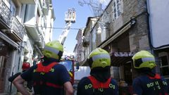 Los bomberos de Lugo, durante su intervencin en la Praza do Campo